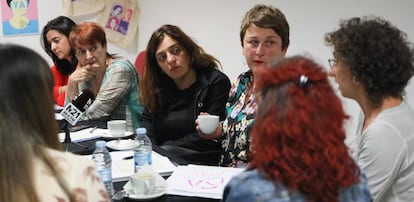 Celia Mayer junto a técnicas del Ayuntamiento responsables de la red de Espacios de Igualdad.