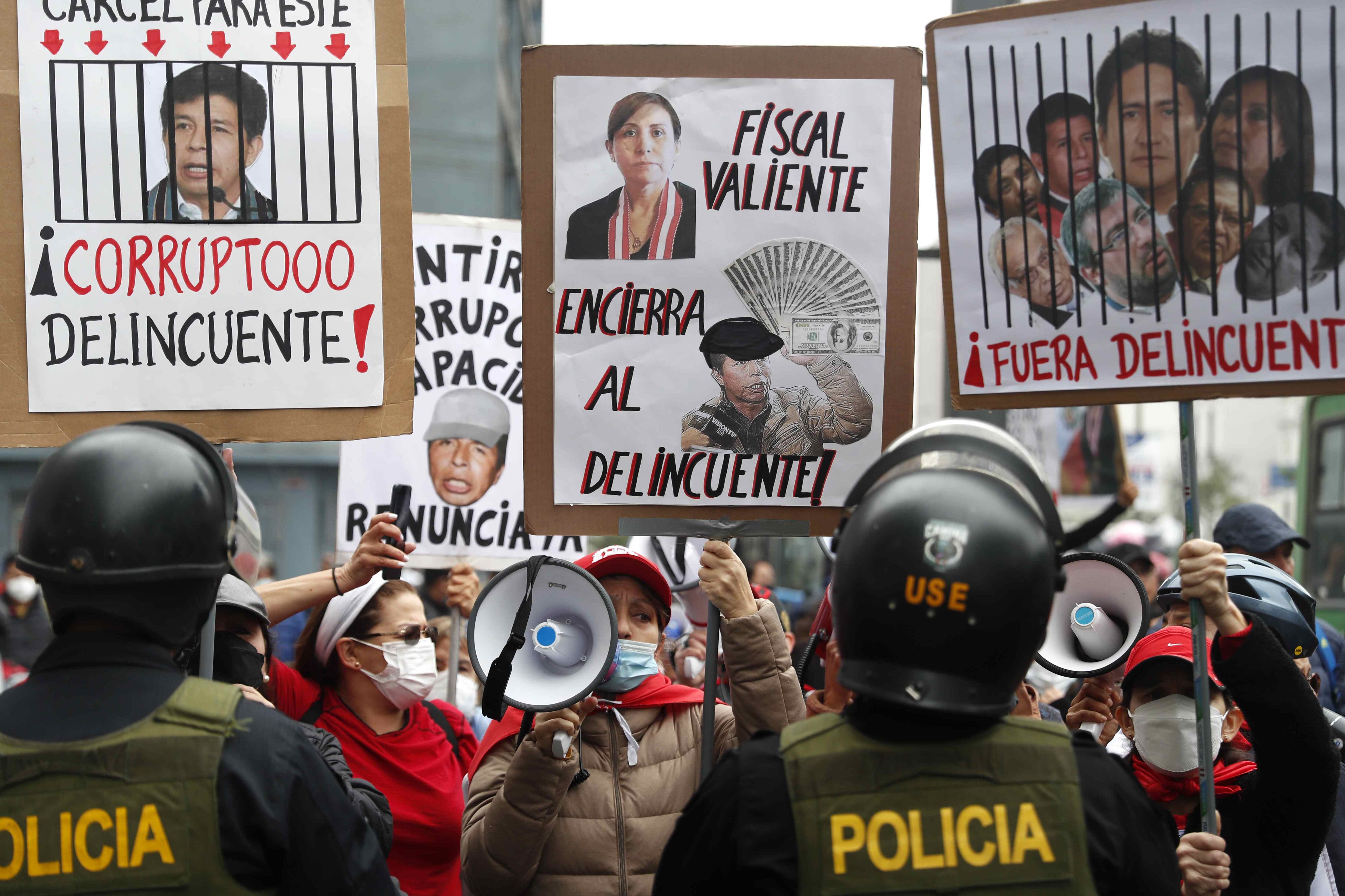 Manifestantes contra el Gobierno de Pedro Castillo, permanecen a las afueras de la Fiscalía de la Nación, en Lima (Perú), el 4 de agosto de 2022. 