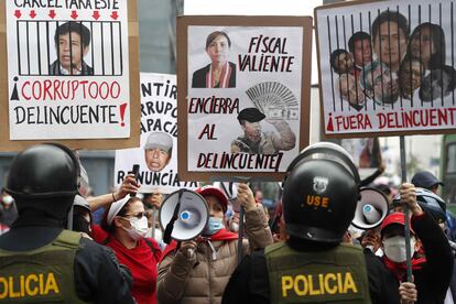 Manifestantes contra el Gobierno del presidente del Perú, Pedro Castillo