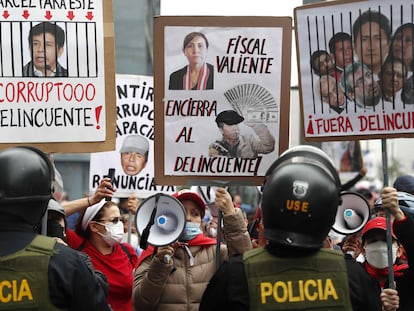 Manifestantes contra el Gobierno del presidente del Perú, Pedro Castillo, a las afueras de la Fiscalía de la Nación, en Lima, el 4 de agosto de 2022.