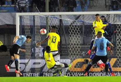 El defensa uruguayo Diego Godín abre la cuenta en el partido de su selección contra Colombia. El defensa del Atlético de Madrid cabecea solo un balón de tiro de esquina con el que fusiló al portero David Ospina. El resultado final, 3-0 a favor de los uruguayos, para los que también marcaron Diego Rolán y Abel Hernández.