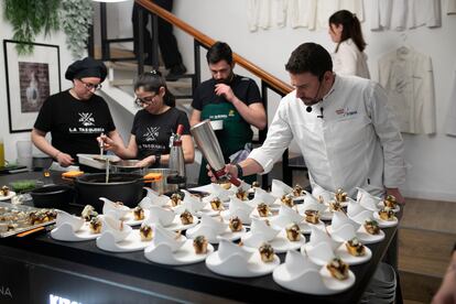 El cocinero Javi Estévez terminando un plato en el espacio Cocíname de Barcelona.