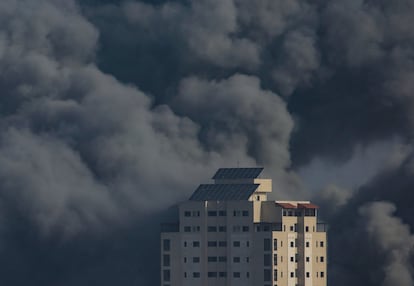 Una columna de humo se elevaba este domingo sobre la ciudad de Gaza tras un ataque aéreo israelí. 