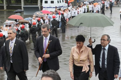 De izquierda a derecha, el alcalde de Azpeitia Julián Eizmendi, el diputado general Markel Olano y la consejera de Educación, Isabel Celaá, ayer en la Basílica de Loiola en la tradicional conmemoración de San Ignacio,