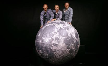 La tripulación del Apolo 11 posa en 1969 con una maqueta de la Luna. 