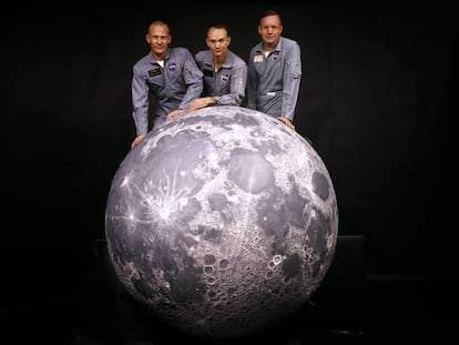 La tripulación del Apolo 11 posa en 1969 con una maqueta de la Luna. 