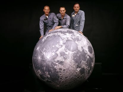 La tripulación del Apolo 11 posa en 1969 con una maqueta de la Luna. 