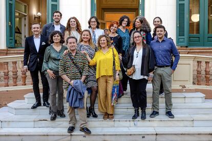 Profesorado del colectivo ‘EnModoArte’ en la puerta del Centro Cívico ‘La Casa de las Sirenas’, Sevilla.