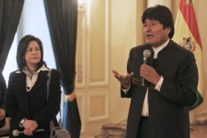 El presidente boliviano, Evo Morales, junto a la ministra de Comunicación, Amanda Dávila. EFE/Archivo