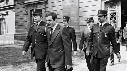 Pierre Goldman, escoltado por agentes de la polícia tras una sesión del juicio, en abril de 1976.