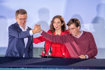 Desde la izquierda, el líder del PP, Alberto Núñez Feijóo; la presidenta de la Comunidad de Madrid, Isabel Díaz Ayuso, y el alcalde de Madrid, José Luis Martínez Almeida, celebran las sendas mayorías absolutas obtenidas en las urnas el 28-M. 