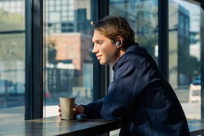 Chico utilizando los auriculars Edifier NeoBuds Planar