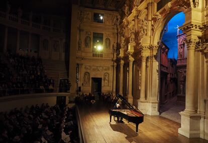 Otra perspectiva diferente de András Schiff durante su recital del pasado jueves en el Teatro Olimpico de Vicenza.