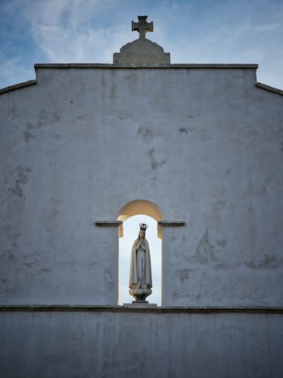 Fachada de la ermita junto a la Grotta della Poesia.