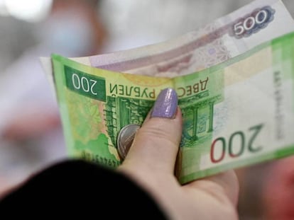 Billetes de rublo en un mercado en Omsk, Rusia, el 18 de febrero