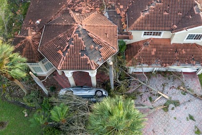 La fuerza del huracán desplazó un automóvil hasta la entrada de una casa en la urbanización The Preserve, en Wellington, Florida.