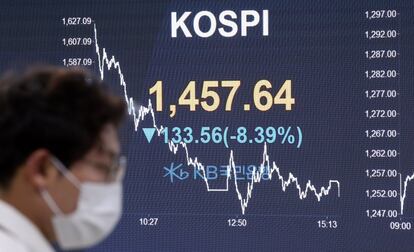 Un monitor del banco Kookmin, en Seúl (Corea del Sur) informa de la caida de la bolsa, este jueves. La de este jueves es el séptimo día consecutivo de caída de la bolsa surcoreana.