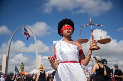 mujer, que representa a la justicia, participa en una protesta en Santo Domingo, República Dominicana.