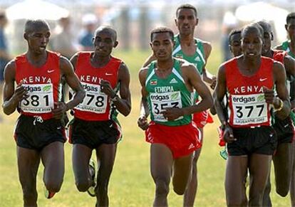 Bekele, a la izquierda, por delante del keniano Cherono.