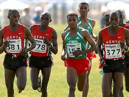 Bekele, a la izquierda, por delante del keniano Cherono.