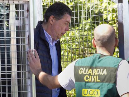 Ignacio González sale hacia la Audiencia Nacional de la comandancia de la Guardia Civil.