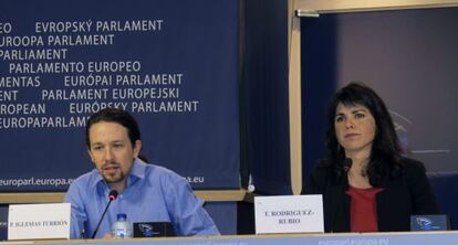 Teresa Rodríguez con Pablo Iglesias, el pasado martes en el Parlamento europeo.