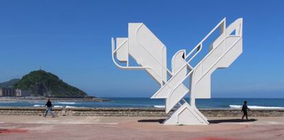 El monumento La Paloma de la Paz, del escultor Néstor Basterrechea, ha sido trasladarlo desde el barrio donostiarra de Amara a la orilla del mar, junto a la playa de La Zurriola, donde parece estar a punto de echar a volar sobre la capital guipuzcoana.