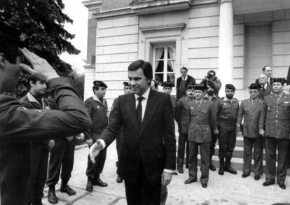 Felipe González saluda a policías y guardias civiles a las puertas del palacio de La Moncloa.