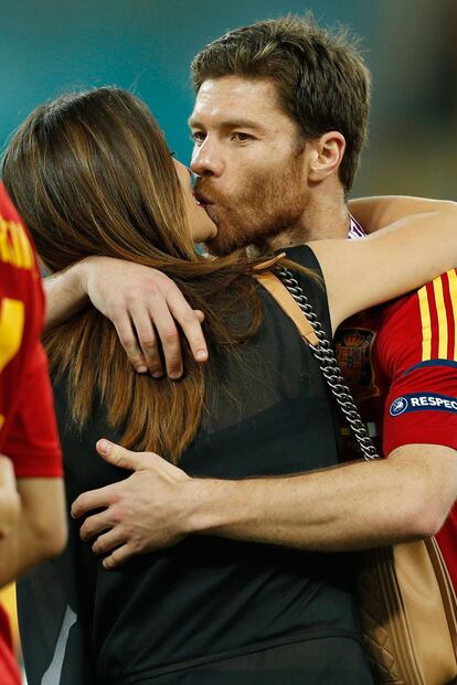 Xabi Alonso besa a su mujer Nagore Aramburu.