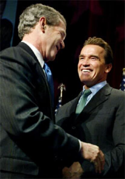 El presidente, anoche junto al gobernador de California, Arnold Schwarzenegger.