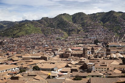 Cuzco -Qosqo, en quechua- fue la capital del Imperio inca y una de las ciudades más importantes del Virreinato del Perú. De ambos hechos enfrentados bebe su historia, que mezcla preciosos edificios de la época de dominio español con impresionantes restos de la civilización precolombina, como los sillares de Sacsayhuaman. Es, además, la puerta de entrada al imponente Machu Picchu, la joya inca.