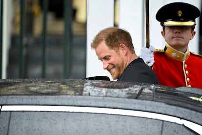 Enrique de Inglaterra, a su salida de la abadía de Westminster, tras la coronación de Carlos III y Camila, celebrada el sábado 6 de mayo.