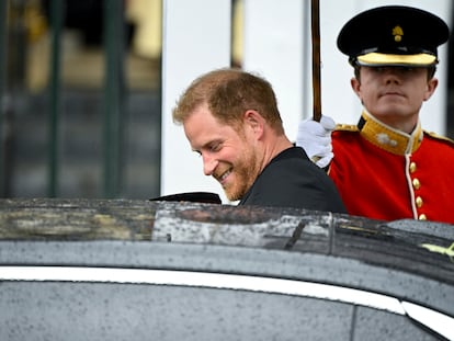 Enrique de Inglaterra, a su salida de la abadía de Westminster, tras la coronación de Carlos III y Camila, celebrada el sábado 6 de mayo.