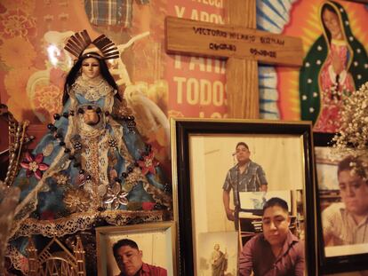 Fotografías de Victorio Hilario en un altar improvisado en la casa de su familia.