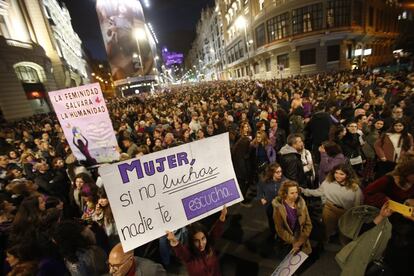 Una mujer sostiene un cartel donde puede leerse 'Mujer si no luchas nadie te escucha', durante la manifestación de Madrid a su paso por la Gran Vía.