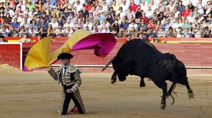 El Juli recibe a puerta gayola a su primer astado durante el cuarto festejo de la Feria de Julio de Valencia.