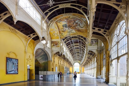 La columnata principal de Mariánské Lázně es un edificio neobarroco de 1888-1889, que se convirtió en el elemento dominante del paseo del balneario.