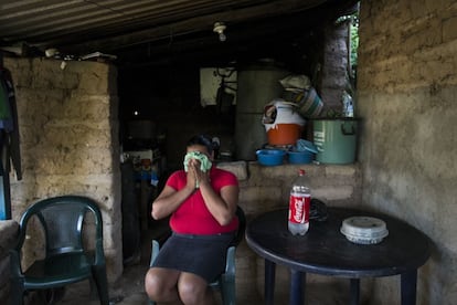 Para producir un litro de Coca-Cola y otras bebidas carbonatadas son necesarios dos litros y medio de agua. La sobreexplotación del acuífero de Nejapa (El Salvador) ha secado fuentes y pozos de superficie y ha forzado a las mujeres a caminar durante horas para obtener el agua necesaria para vivir.