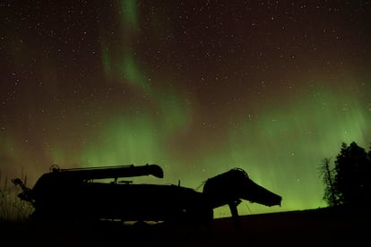 Una tormenta geomagnética de nivel G4 impactó con la Tierra durante el 10 y 11 de octubre, fenómeno que provocó que las auroras aparecieran en territorios donde usualmente no lo hacen.  En la imagen, las auroras iluminan la noche de Moscow, Idaho. 