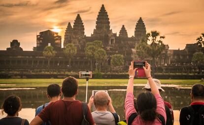 Turistas ante el templo de Angkor Wat, en Camboya.