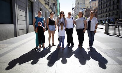 Cinco madres del barrio de San Fermín cuyos hijos se han quedado fuera del Colegio Público República de Brasil.