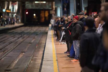 Huelga de 23 horas en Renfe y Adif convocada por CGT. 