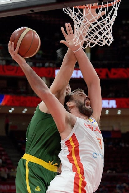 Marc Gasol intenta una canasta ante el jugador australiano Andrew Bogut.