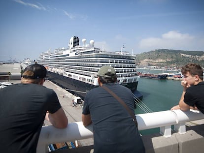 Un crucero en el puerto de Barcelona, en una foto de archivo.