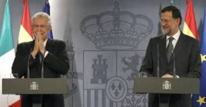 El presidente del Gobierno, Mariano Rajoy (d), junto al primer ministro italiano, Mario Monti, durante la rueda de prensa que han ofrecido tras la XVII cumbre bilateral celebrada hoy en el Palacio de la Moncloa, en Madrid.