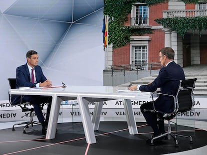Pedro Sánchez y Alberto Núñez Feijóo, durante el debate por televisión.