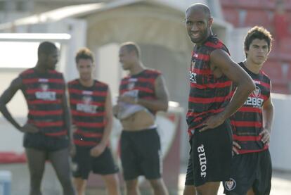 Kanouté y otros jugadores del Sevilla, esta mañana durante el entrenamiento