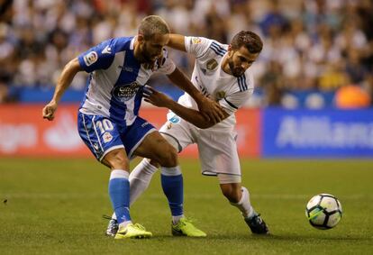 Nacho (D) intenta quitarle el bal&oacute;n a Florin Andone  en el partido contra el Deportivo. 