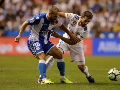 Nacho (D) intenta quitarle el bal&oacute;n a Florin Andone  en el partido contra el Deportivo. 