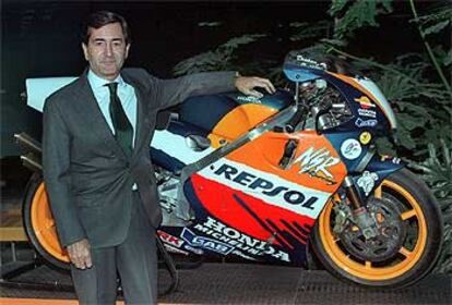 Alfonso Cortina junto a una de las motos que patrocina Repsol-YPF.